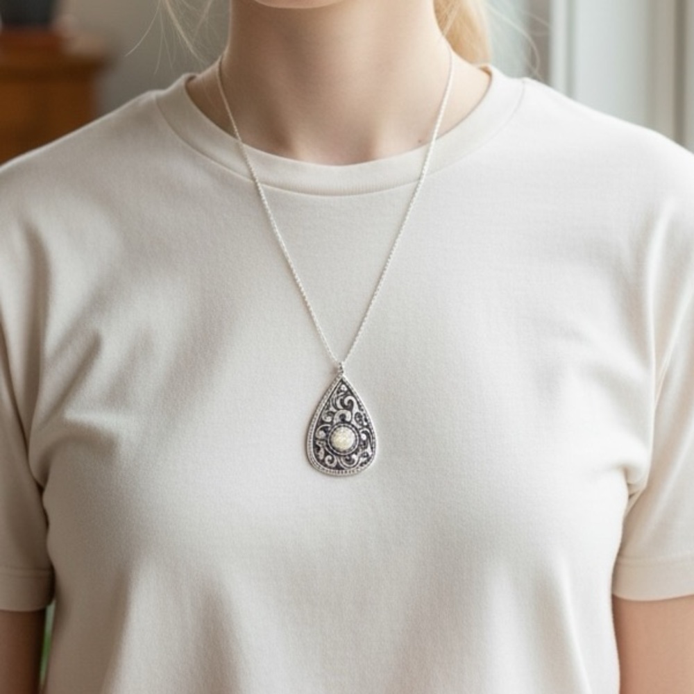 NWT NATURAL LA ROCHELLE SILVERTONE TEARDROP PENDANT NECKLACE